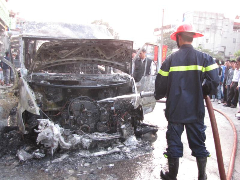 Xe đang chạy bỗng bốc lửa cháy rụi