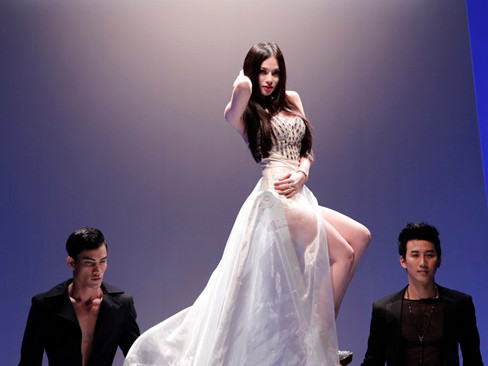 Thu Thủy gợi cảm khuấy động sàn catwalk