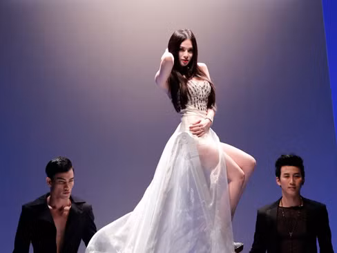 Thu Thủy gợi cảm khuấy động sàn catwalk