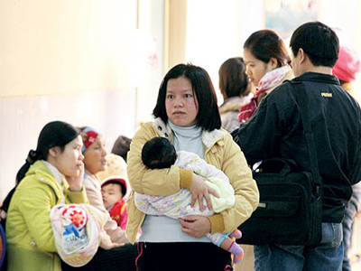 Trời lạnh, trẻ nhập viện hàng loạt