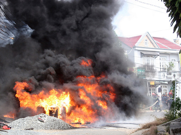 Cháy 10 phuy nhựa đường, náo loạn khu dân cư