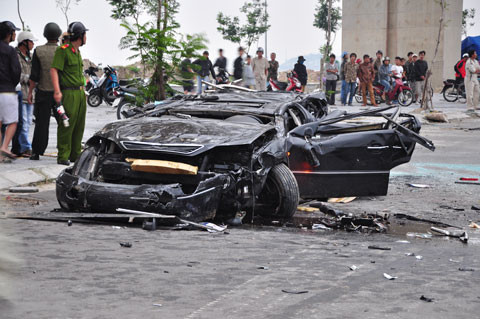 Xe 4 chỗ rơi từ trên cầu xuống đất, 2 người chết