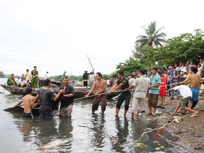 'Cát tặc' đâm chìm ghe, đánh dân cào hến