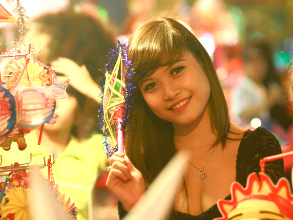 Thiếu nữ Hà thành khoe sắc đón Trung thu