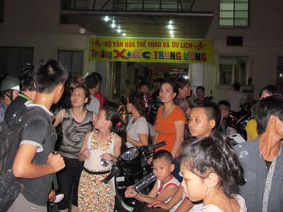 Hàng trăm khán giả vây đánh đoàn xiếc