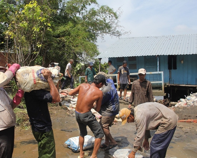 Vỡ bờ bao, nhà dân ngập nặng