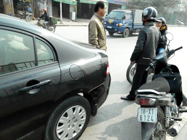 Người điều khiển xe máy cảm ơn và xin được bồi thường người điều khiển ô tô