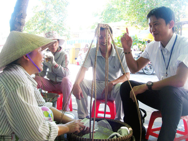 Makoto (phải) và người dân Hội An . Ảnh: H.V