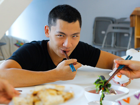 Nam người mẫu Next Top ăn rau để giữ eo