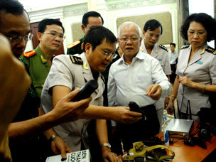 Vàng lậu 'lách' qua cửa khẩu