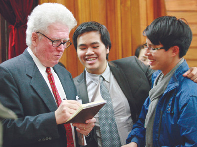 Kevin Bowen ký tặng sách cho độc giả Hà Nội	Ảnh: Hồng Vĩnh