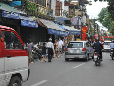 Nhà mặt phố Hà Nội rớt giá mạnh