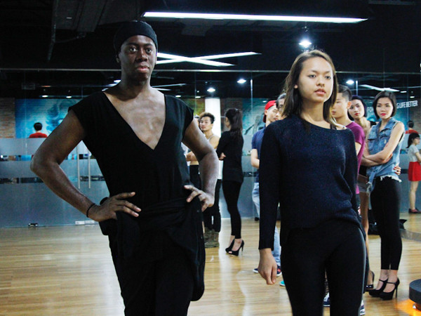 Nam giám khảo Top Model Mỹ catwalk điêu luyện như 'nữ hoàng'