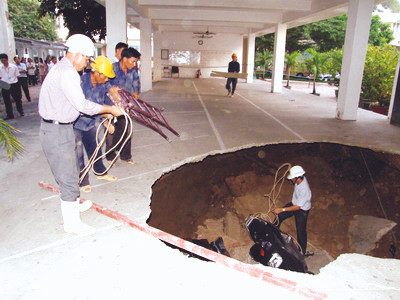 Sụt đất trong khuôn viên Sở Ngoại vụ thành phố Hồ Chí Minh năm 2008