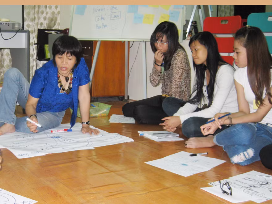 Bạn trẻ trong buổi học cấu tạo bộ phận sinh dục. Ảnh: Lưu Trinh