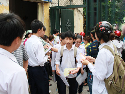 Học sinh, phụ huynh đi thi bị 'vây hãm'