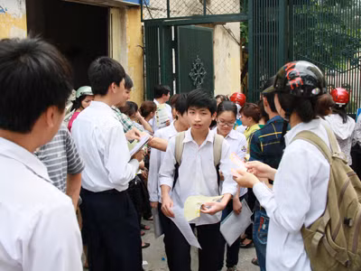 Học sinh, phụ huynh đi thi bị 'vây hãm'
