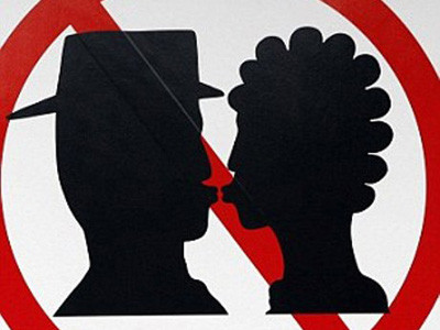 Bị phạt nặng nếu hôn nhau trên tàu