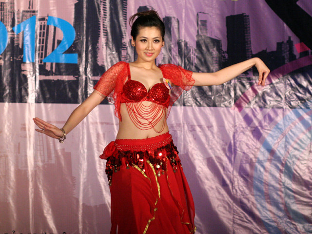 Á khôi Tài sắc Báo chí nóng bỏng trong điệu bellydance