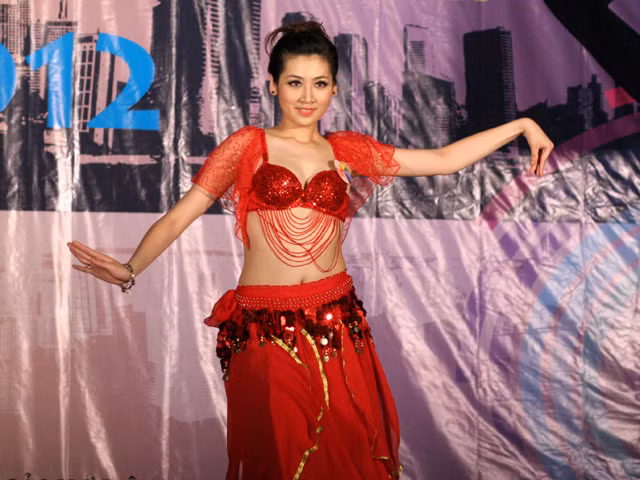 Á khôi Tài sắc Báo chí nóng bỏng trong điệu bellydance