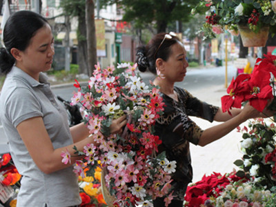 Tràn ngập hàng ngoại trang trí tết