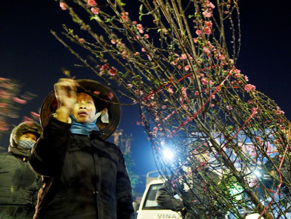 Cặm cụi kiếm bạc lẻ trong đêm lạnh 6 độ C