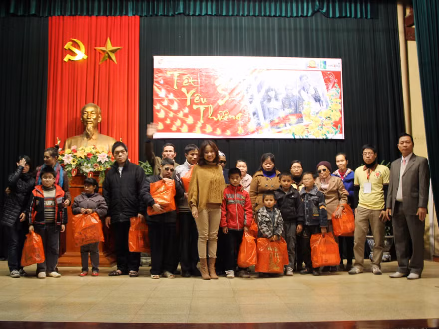 Thanh vân hugo, ca sĩ Triệu trang cùng đại diện nhà tài trợ đã trao những suất quà ý nghĩa đến những người có hoàn cảnh đặc biệt khó khăn