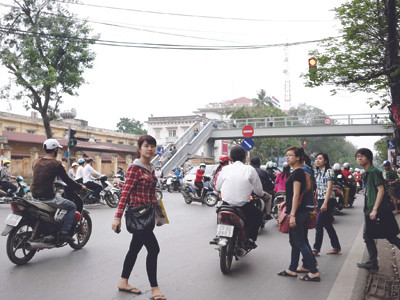 Sinh viên không dùng cầu bộ hành?