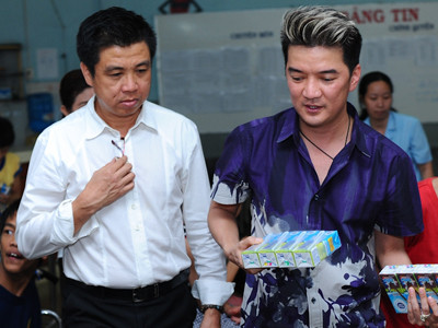 Mr. Đàm đi làm từ thiện cùng thầy giáo cũ