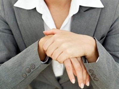 Tê chân tay triệu chứng thường gặp nhưng không nên bỏ qua