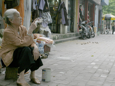 Cụ già 85 tuổi mua... tự do cho chim trời