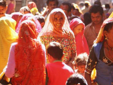 Cấm phụ nữ dùng điện thoại di động vì sợ ‘trốn theo trai’