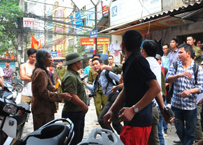 Thu giữ trái phép máy ảnh của phóng viên, phạt 30 triệu đồng