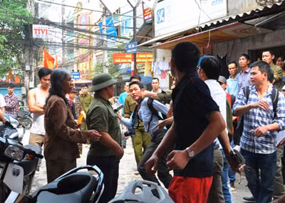 Thu giữ trái phép máy ảnh của phóng viên, phạt 30 triệu đồng