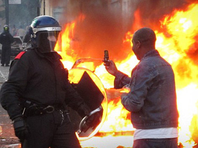 Bạo loạn lan ra nhiều thành phố của Anh