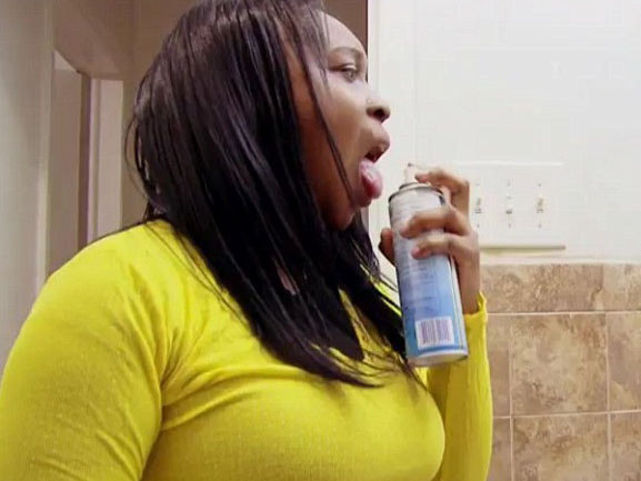 Kì lạ cô gái nghiện … lăn khử mùi