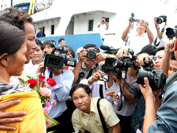 Phóng viên đón ngư dân Mai Phụng Lưu trở về Ảnh: L.V.C