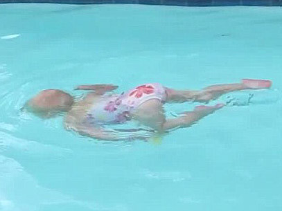 Elizabeth ngụp mặt trong nước bới một mạch