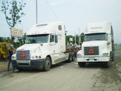 Oằn mình cõng xe quá tải