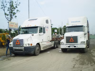 Oằn mình cõng xe quá tải