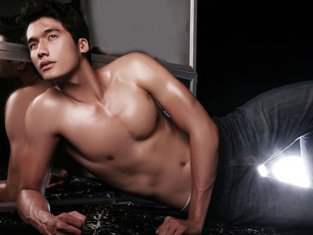 Minh Vương khoe vẻ đẹp nam tính