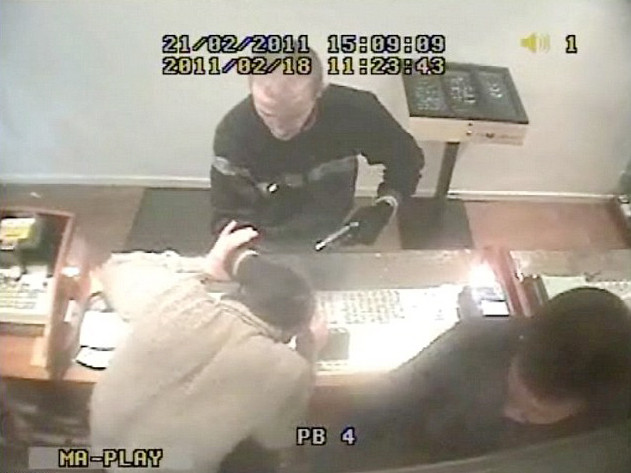 Nhân viên tiệm vàng tay không đánh cướp có súng