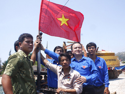 Trao huy hiệu Tuổi trẻ dũng cảm cho Bùi Văn Phải