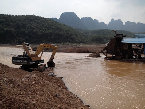 Vàng tặc xé nát sông Bôi