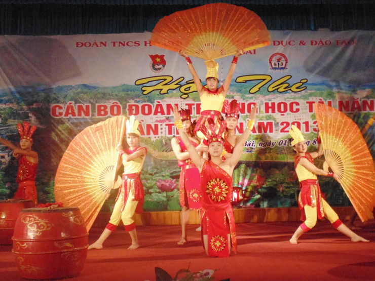 Cán bộ Đoàn trường học thi tài năng