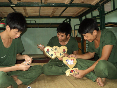 Chiến sĩ làm quà tặng từ tăm tre. Ảnh: Thanh Đông