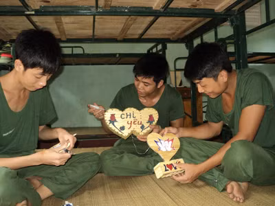 Chiến sĩ làm quà tặng từ tăm tre. Ảnh: Thanh Đông