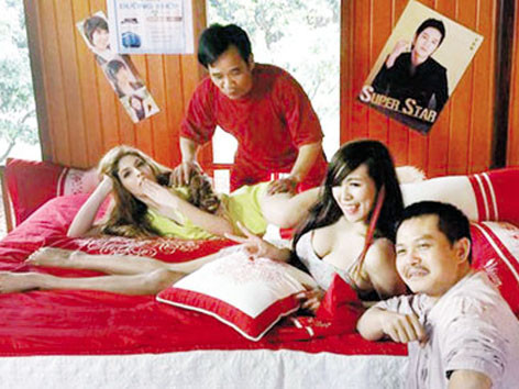 Hài Tết Bắc tung 'chuyện nóng' showbiz