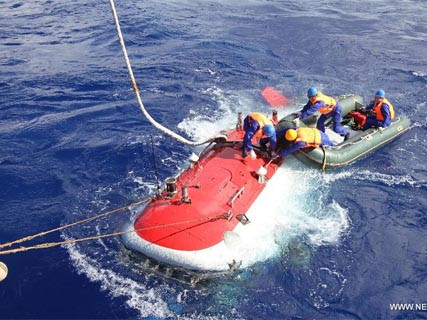 Tàu lặn Giao Long chuẩn bị lặn hôm 15-6-2012