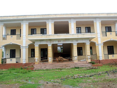 Những trường học tiền tỉ để làm... chuồng bò